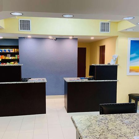Days Inn & Suites By Wyndham Tampa/Raymond James Stadium Exterior photo