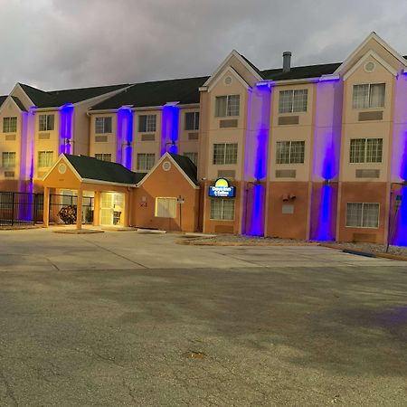 Days Inn & Suites By Wyndham Tampa/Raymond James Stadium Exterior photo