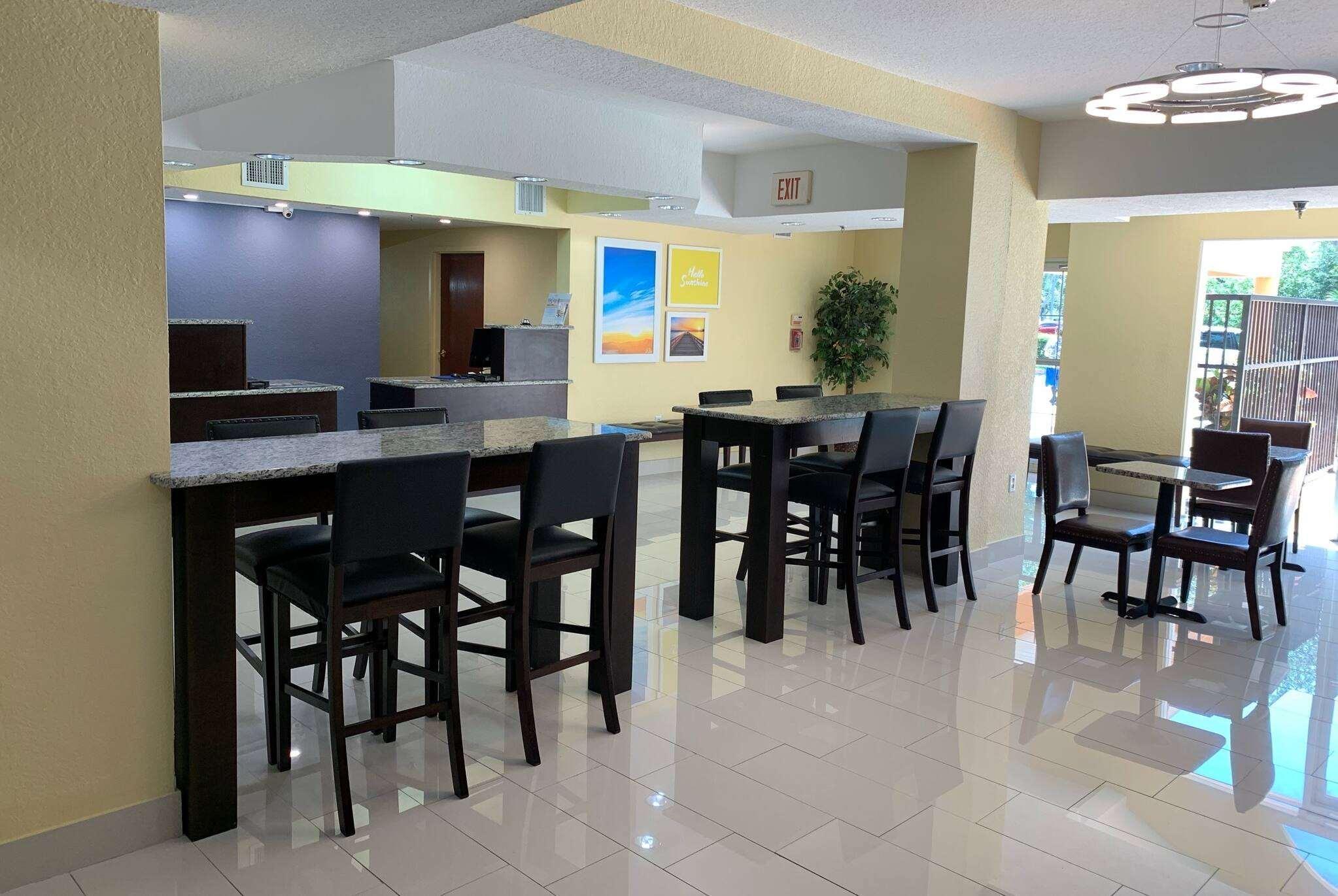 Days Inn & Suites By Wyndham Tampa/Raymond James Stadium Exterior photo