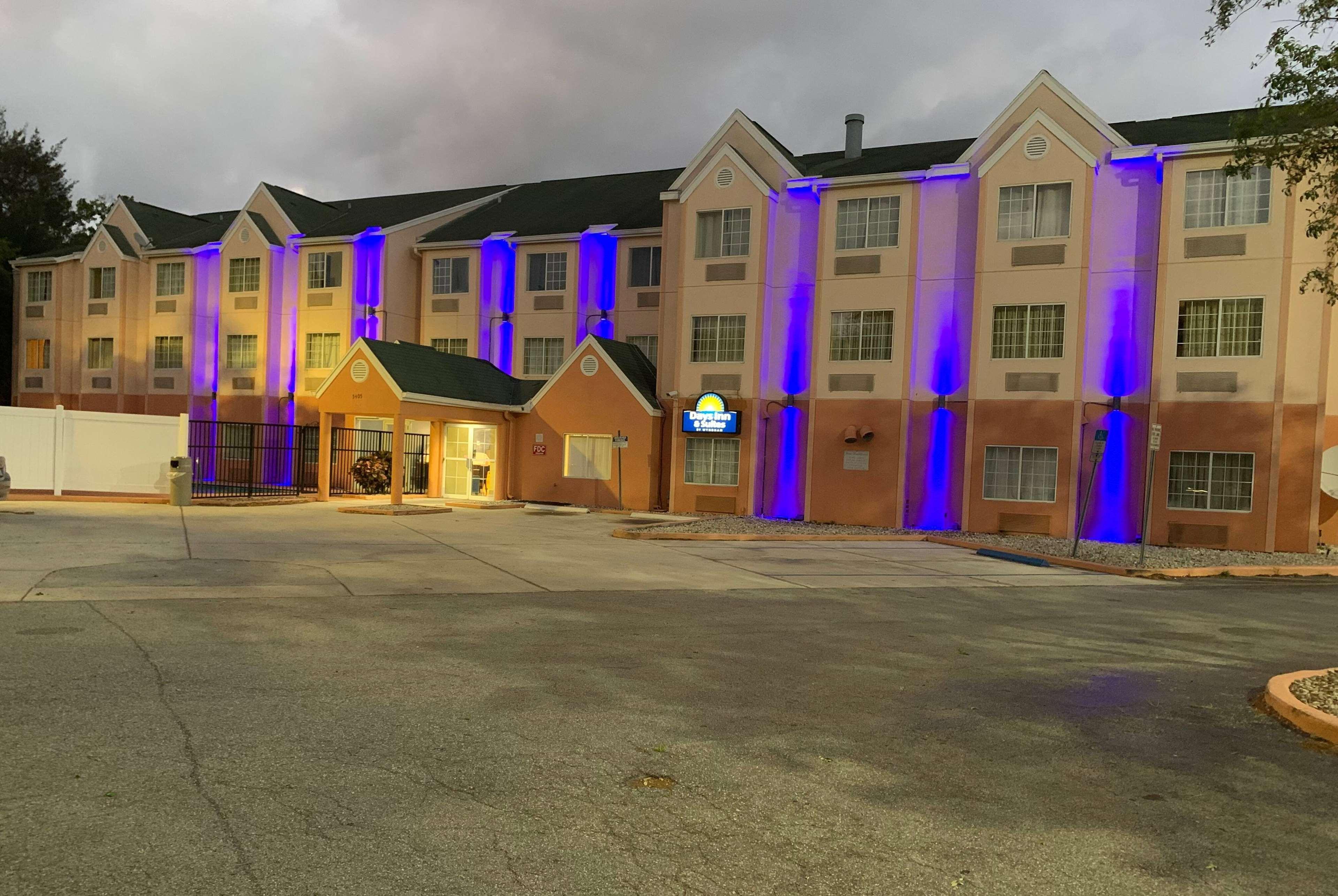 Days Inn & Suites By Wyndham Tampa/Raymond James Stadium Exterior photo