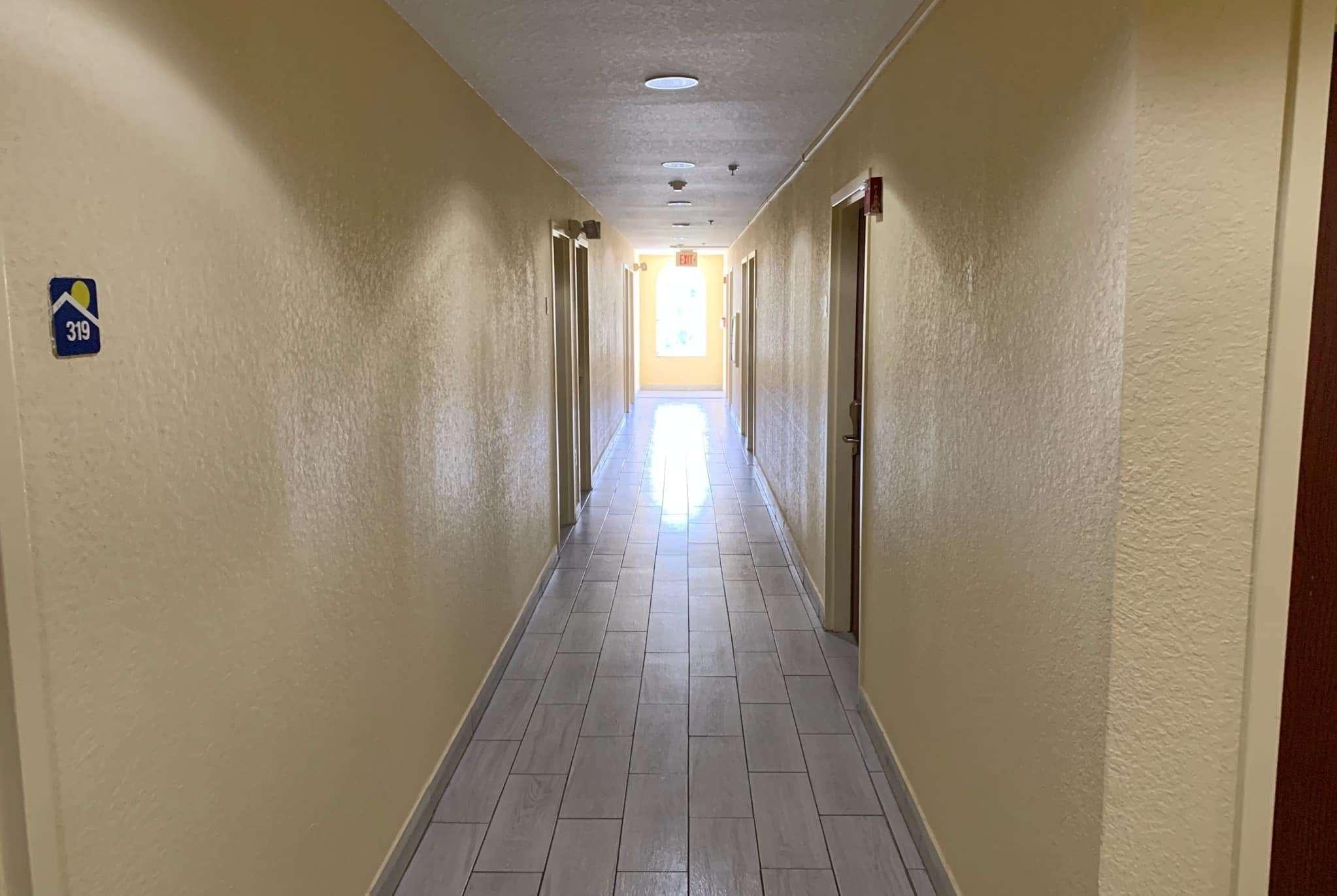 Days Inn & Suites By Wyndham Tampa/Raymond James Stadium Exterior photo