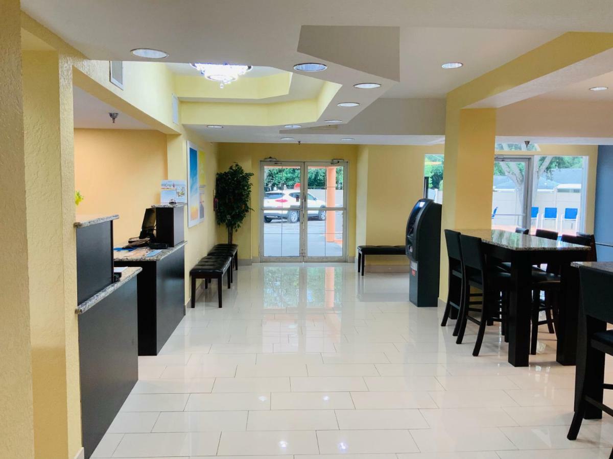 Days Inn & Suites By Wyndham Tampa/Raymond James Stadium Exterior photo