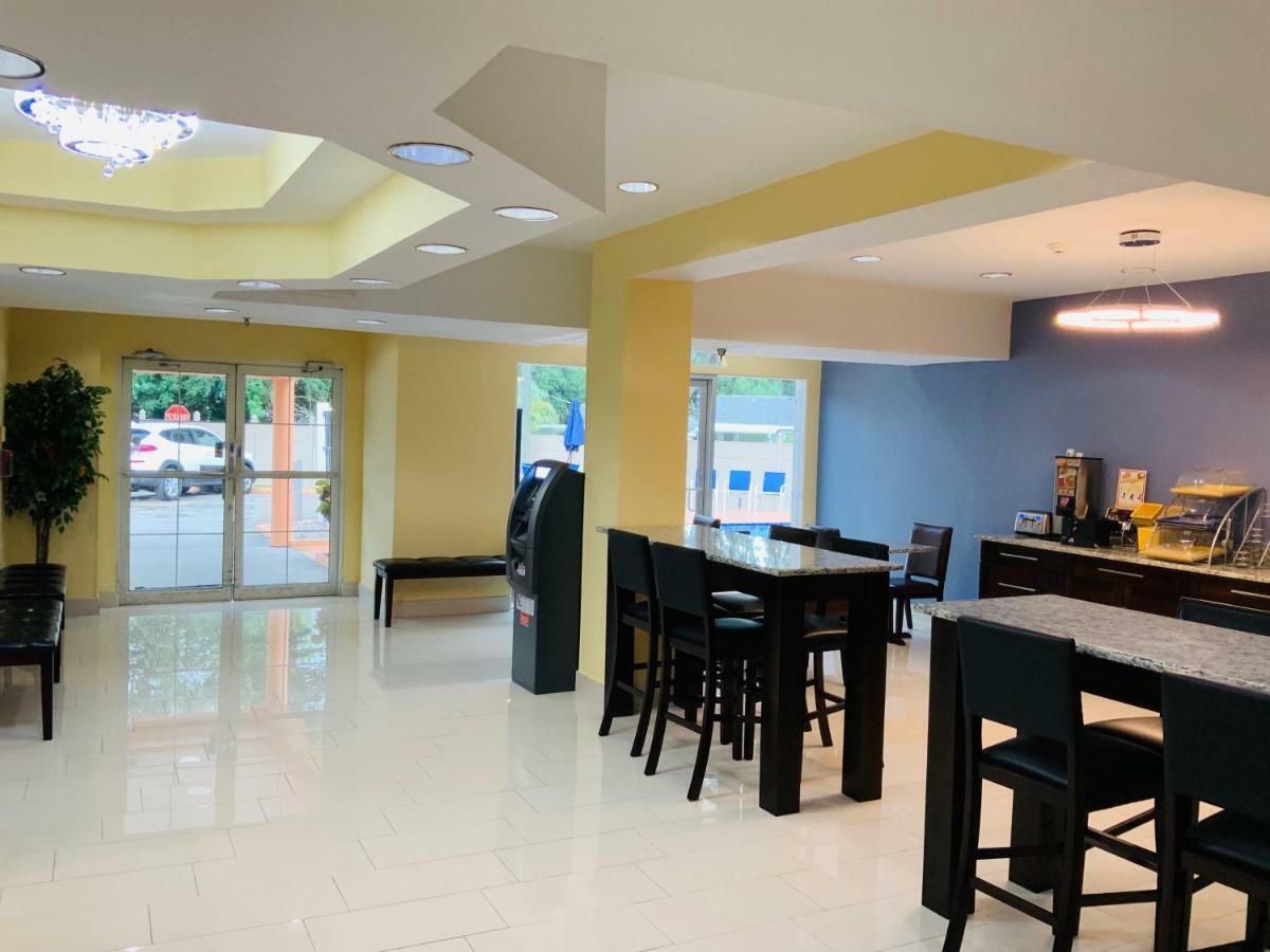 Days Inn & Suites By Wyndham Tampa/Raymond James Stadium Exterior photo