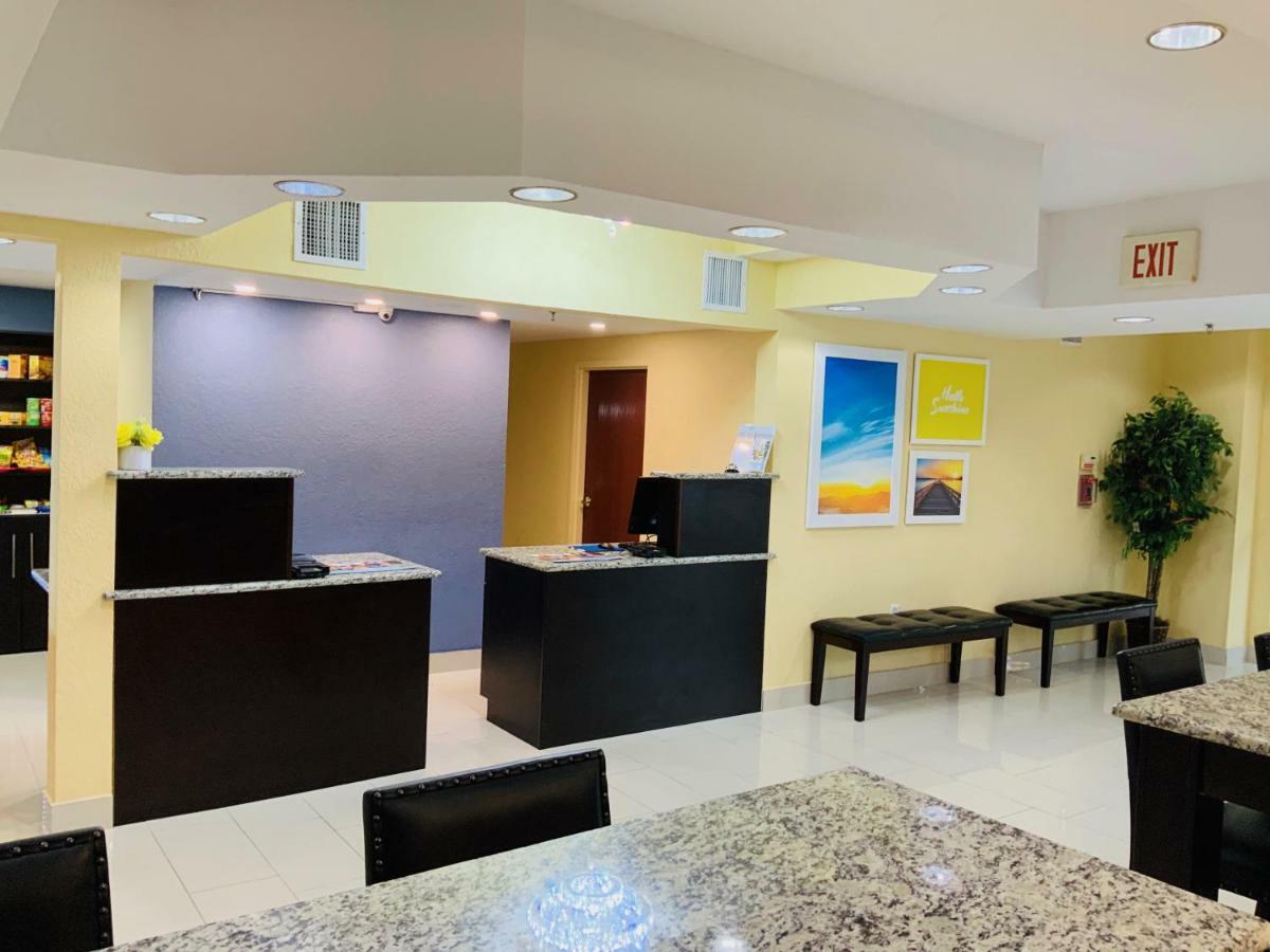 Days Inn & Suites By Wyndham Tampa/Raymond James Stadium Exterior photo