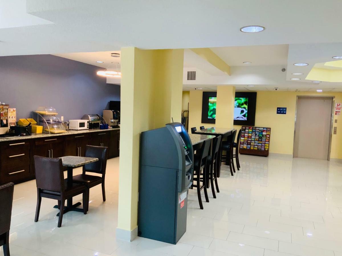 Days Inn & Suites By Wyndham Tampa/Raymond James Stadium Exterior photo