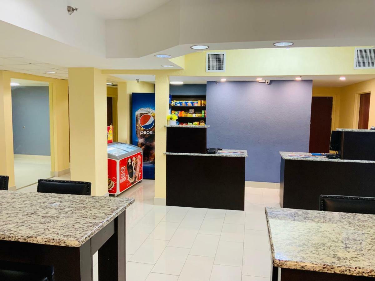 Days Inn & Suites By Wyndham Tampa/Raymond James Stadium Exterior photo