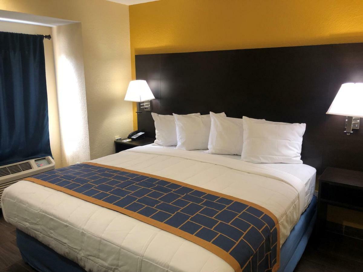 Days Inn & Suites By Wyndham Tampa/Raymond James Stadium Exterior photo